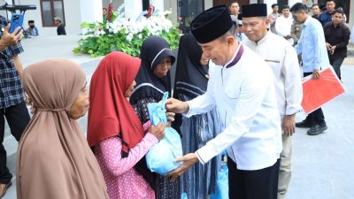 Gubernur Sultra, Mayjen TNI (Purn) Andi Sumangerukka, saat menyerahkan bantuan kepada masyarakat saat melaksanakan Safari Ramadan di Kabupaten Buton Selatan. (Dok. Biro Adpim Sultra)