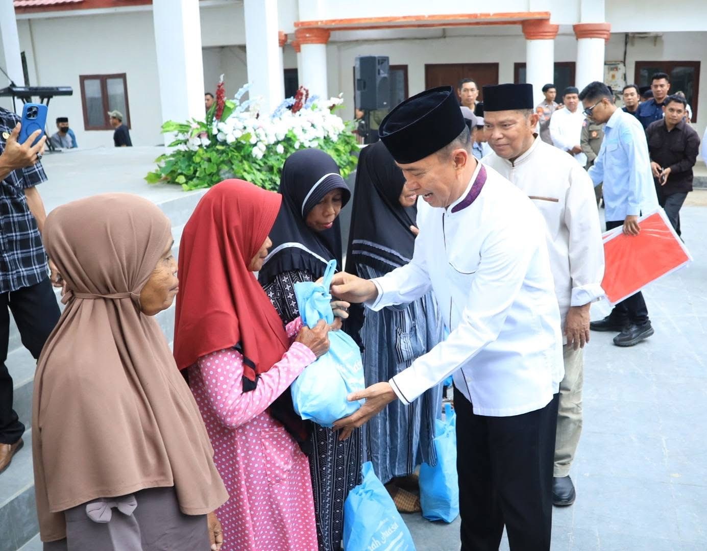 Gubernur Sultra, Mayjen TNI (Purn) Andi Sumangerukka, saat menyerahkan bantuan kepada masyarakat saat melaksanakan Safari Ramadan di Kabupaten Buton Selatan. (Dok. Biro Adpim Sultra)