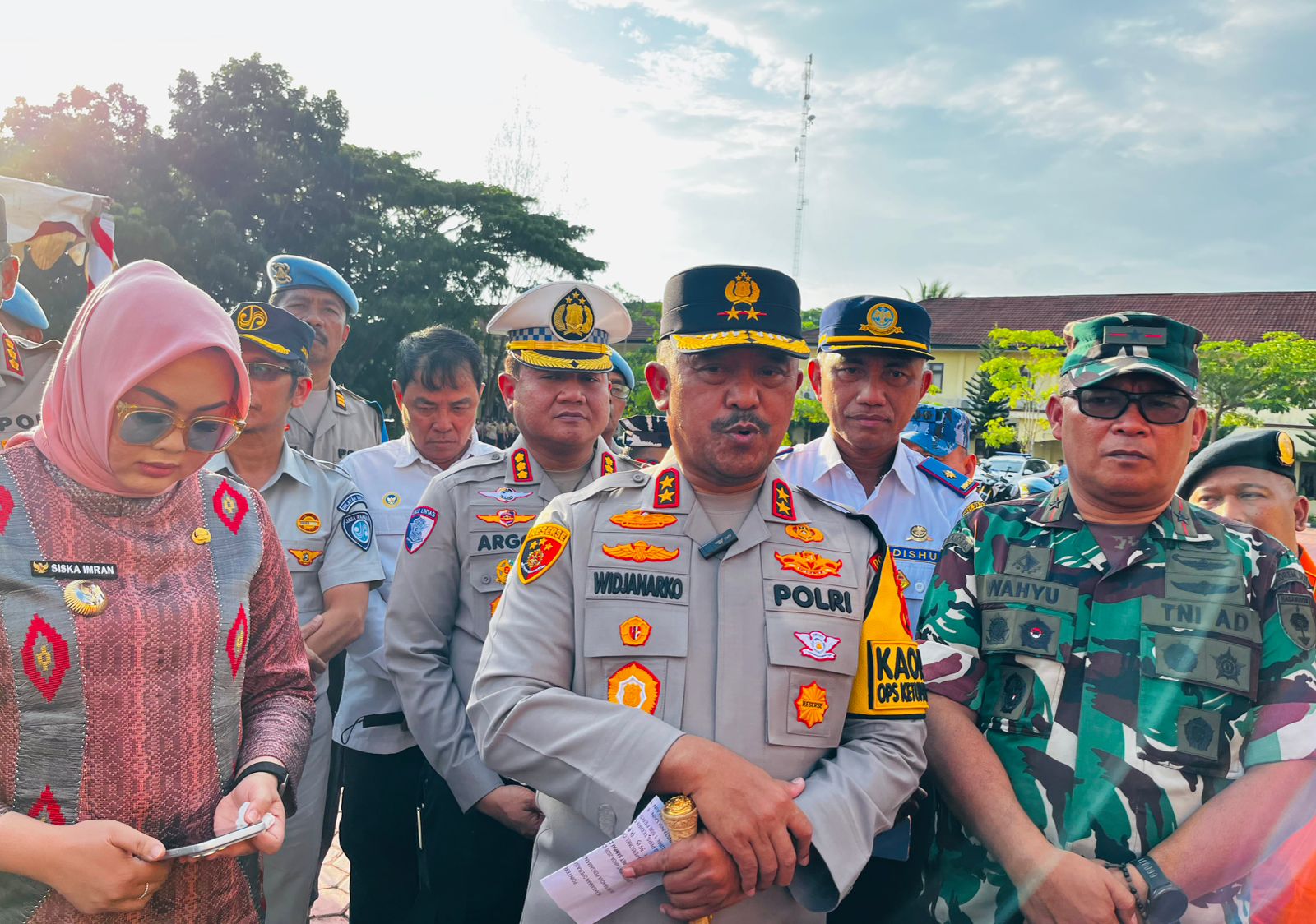 Kapolda Sulawesi Tenggara, Didik Agung Widjanarko, saat diwawancarai awak media usai memimpin Apel Gelar Pasukan Operasi Ketupat Anoa 2026 di Lapangan Presisi Polda Sultra. (FOTO: FAYSAL/MS)