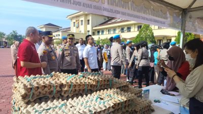 Antrean Harapan di Pasar Murah Polda Sultra, Warga Kendari Lega Dapat Sembako Terjangkau