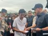Gubernur Sulawesi Tenggara, Mayjen TNI (Purn) Andi Sumangerukka, saat melepas keberangkatan pemudik gratis dari Kendari menuju Bobong, Kabupaten Pulau Taliabu, Maluku Utara bertempat di Pelabuhan Nusantara Kendari. (FOTO: FAYSAL/MS)