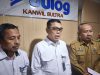 Wakil Direktur Utama Perum Bulog, Marga Taufiq (tengah) didampingi Kepala Perum Bulog Kanwil Sultra Benhur Ngkaimi (kiri) dan Kepala Dinas Ketahanan Pangan Sultra, Ari Sismanto (kanan) saat melakukan kunjungan kerja ke Provinsi Sulawesi Tenggara.