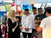 Ketua Dekranasda Sultra, Arinta Nila Hapsari, saat memantau langsung kegiatan sosial berupa layanan cukur rambut gratis bagi masyarakat di kawasan Teluk Anjungan, Kota Kendari. (FOTO: FAYSAL/MS)