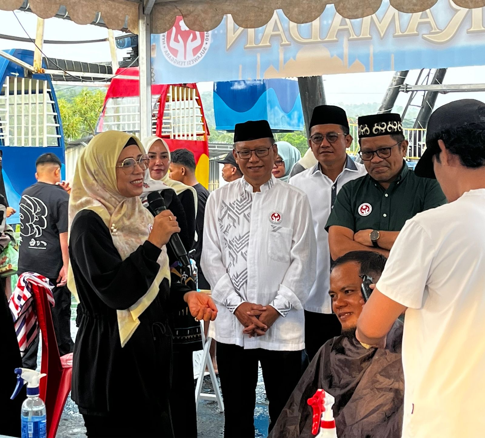 Ketua Dekranasda Sultra, Arinta Nila Hapsari, saat memantau langsung kegiatan sosial berupa layanan cukur rambut gratis bagi masyarakat di kawasan Teluk Anjungan, Kota Kendari. (FOTO: FAYSAL/MS)