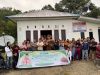 Ketua Kwarda Sultra, Drs H Asrun Lio MHum PhD, secara simbolis menyerahkan paket bantuan sembako kepada warga di Desa Bokori, Kabupaten Konawe.