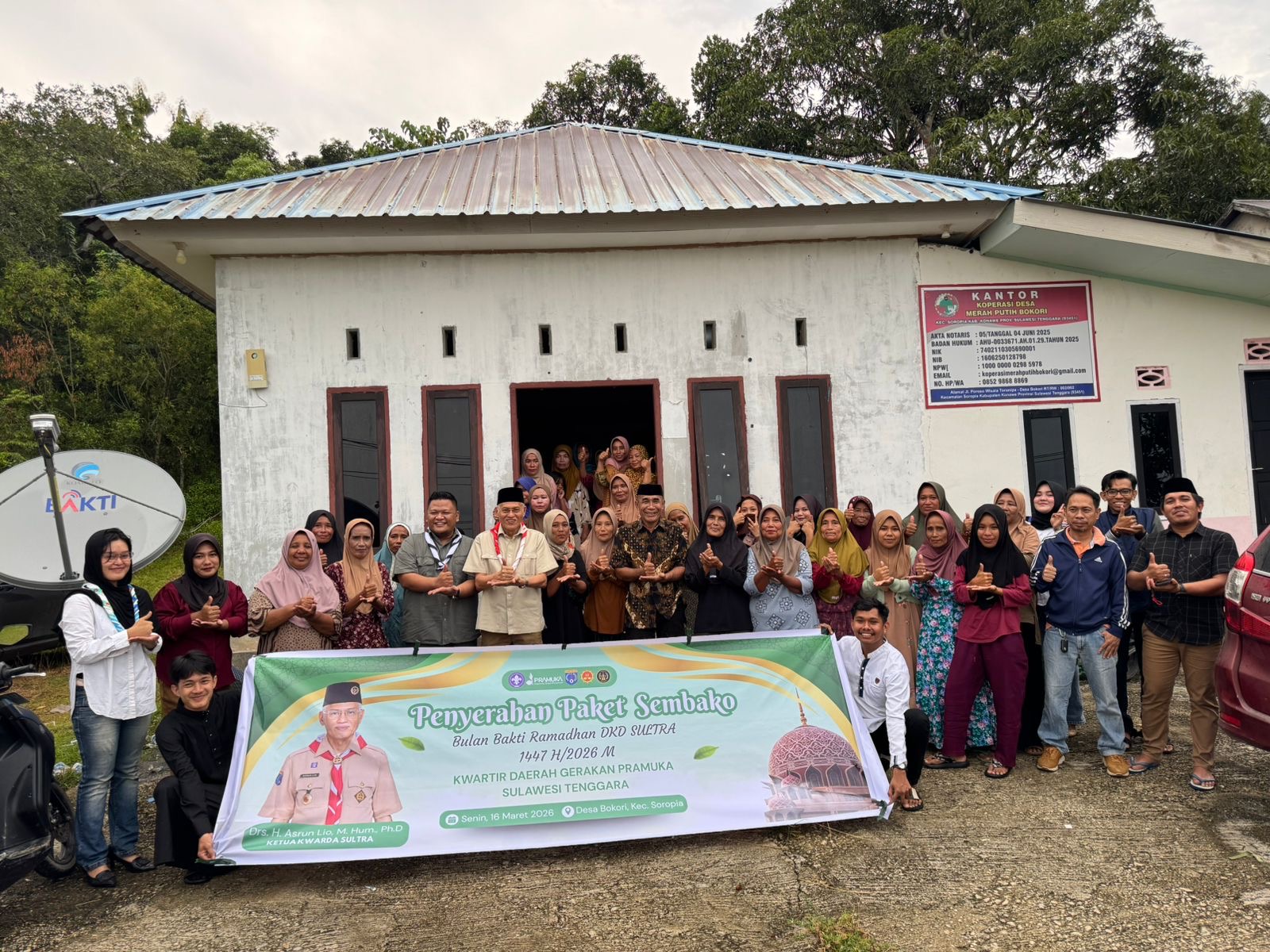 Ketua Kwarda Sultra, Drs H Asrun Lio MHum PhD, secara simbolis menyerahkan paket bantuan sembako kepada warga di Desa Bokori, Kabupaten Konawe.