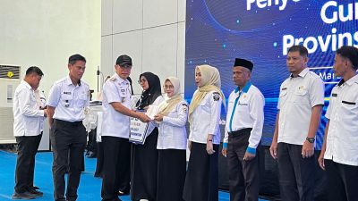 Gubernur Sultra Serahkan Langsung TPG, THR, dan Gaji ke-13 Guru, Sekaligus Bantu Seragam Siswa SLB