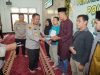 Kapolda Sultra, Irjen Pol. Didik Agung Widjanarko, S.I.K., M.H., saat menyalurkan zakat fitrah kepada ratusan penerima di wilayah hukum Polda Sultra.