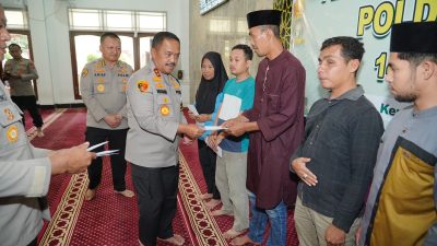 Wujud Kepedulian Polri, Kapolda Sultra Salurkan Zakat Fitrah kepada Santri, Disabilitas dan PHL