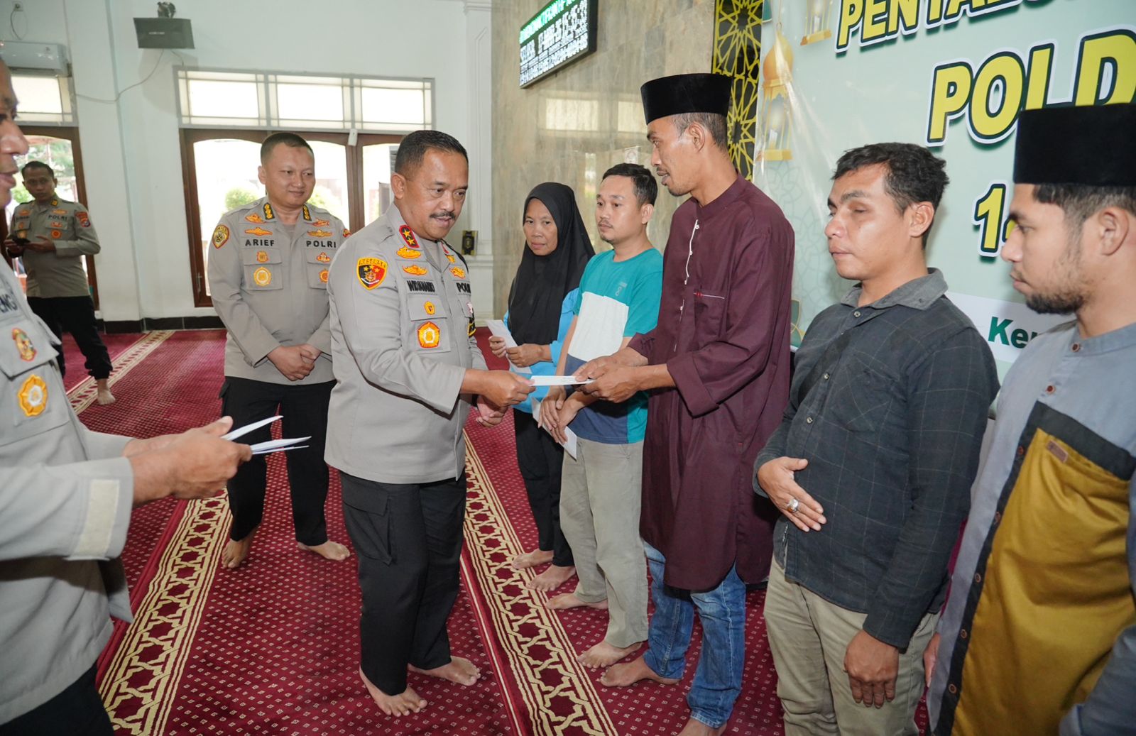 Kapolda Sultra, Irjen Pol. Didik Agung Widjanarko, S.I.K., M.H., saat menyalurkan zakat fitrah kepada ratusan penerima di wilayah hukum Polda Sultra.
