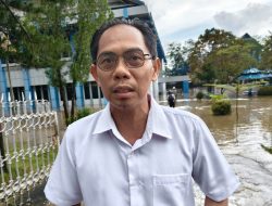 Saluran Tersumbat Kayu, Kantor Diskominfo Sultra Diterjang Banjir Mendadak