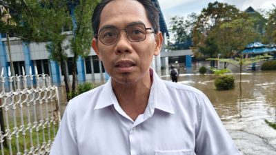 Saluran Tersumbat Kayu, Kantor Diskominfo Sultra Diterjang Banjir Mendadak
