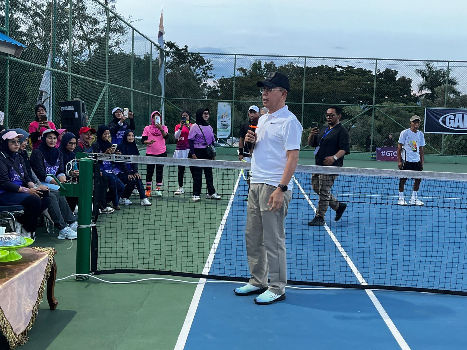 Gubernur Sultra, Andi Sumangerukka (ASR) saat menghadiri kegiatan GTC Open 2026 di Lapangan Tenis KONI Sultra, Kelurahan Bende, Kecamatan Kadia, Kota Kendari, Jumat (3/4/2026). (FOTO: FAYSAL/MS)