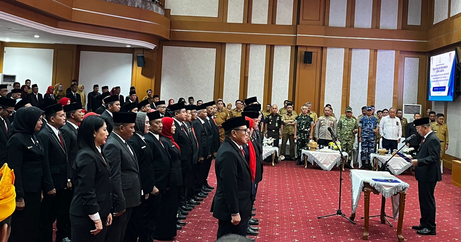 Gubernur Sultra, Andi Sumangerukka resmi melantik 8 Pejabat Eselon II, Pejabat Administrator, Pejabat Pengawas, serta Pejabat Fungsional. (FOTO: FAYSAL/MS)