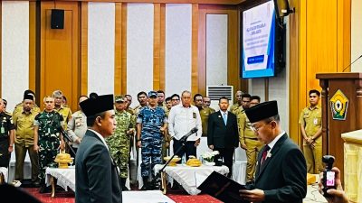 Gubernur Sultra, Andi Sumangerukka (ASR), saat menyerahkan SK Plh Sekprov Sultra kepada Kepala Dinas (Kadis) Perhubungan Sultra, Muhammad Fadlansyah. (FOTO: FAYSAL/MS)