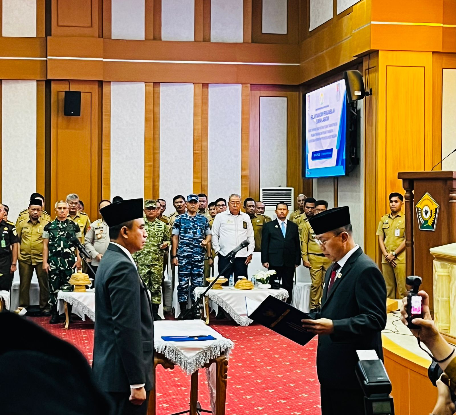 Gubernur Sultra, Andi Sumangerukka (ASR), saat menyerahkan SK Plh Sekprov Sultra kepada Kepala Dinas (Kadis) Perhubungan Sultra, Muhammad Fadlansyah. (FOTO: FAYSAL/MS)