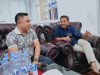 Direktur Perumda Sultra, Akhmad Rizal (kiri) saat melakukan kunjungan di Kantor Bulog Sultra.