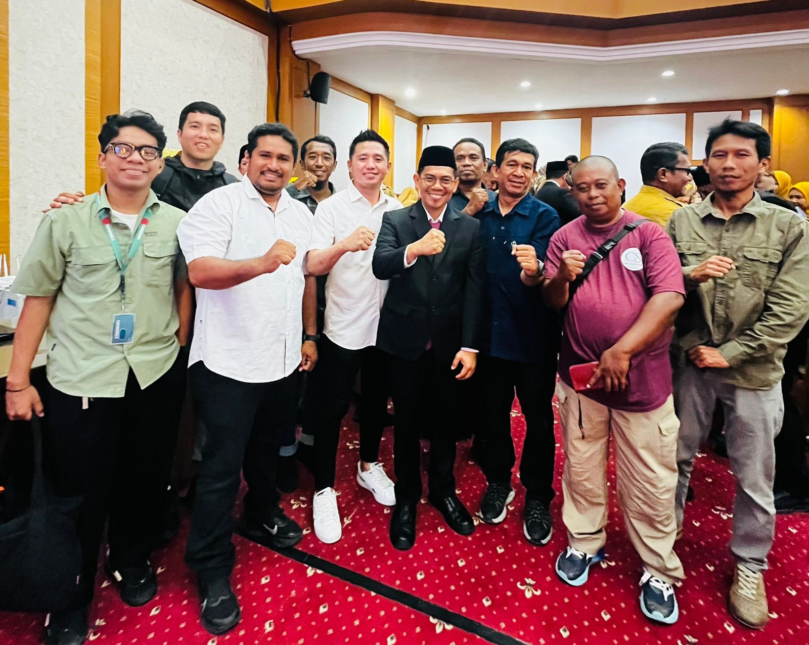 Kadis Kominfo Sultra, Andi Syahrir (tengah) pose bersama awak media usai di lantik.