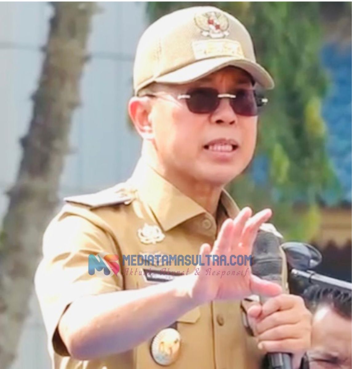 Gubernur Sultra, Andi Sumangerukka saat memberikan arahan dalam apel gabungan ASN di halaman Kantor Gubernur Sultra, Senin (6/4/2026).