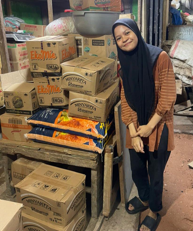 Kantor Wilayah Perum Bulog Sultra saat mendistribusikan MinyakKita guna menjaga ketersediaan dan stabilitas harga minyak goreng di pasaran. (Dok. Istimewa)