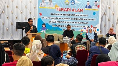 Plt. Kepala Dikbud Sultra, Prof. Aris Badara saat memberikan sambutan sekaligus membuka terapi alam bagi anak berkebutuhan khusus yang di laksanakan UPTD PSBK bertempat di Hotel Fortune & Convention Kendari. (FOTO: FAYSAL/MS)