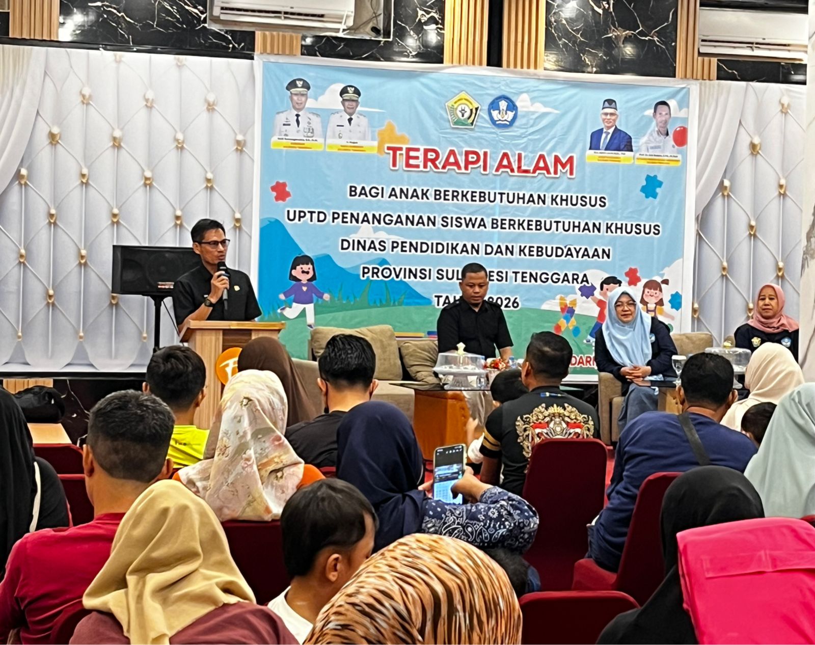 Plt. Kepala Dikbud Sultra, Prof. Aris Badara saat memberikan sambutan sekaligus membuka terapi alam bagi anak berkebutuhan khusus yang di laksanakan UPTD PSBK bertempat di Hotel Fortune & Convention Kendari. (FOTO: FAYSAL/MS)