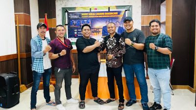 Ketua JMSI Sulawesi Tenggara, Adhi Yaksa Pratama dan Ketua JMSI Kota Kendari, Edi Sartono (tengah) pada kegiatan Rakercab perdana JMSI Kota Kendari.