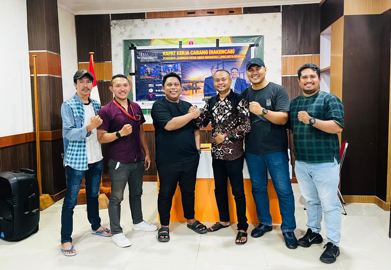 Ketua JMSI Sulawesi Tenggara, Adhi Yaksa Pratama dan Ketua JMSI Kota Kendari, Edi Sartono (tengah) pada kegiatan Rakercab perdana JMSI Kota Kendari.