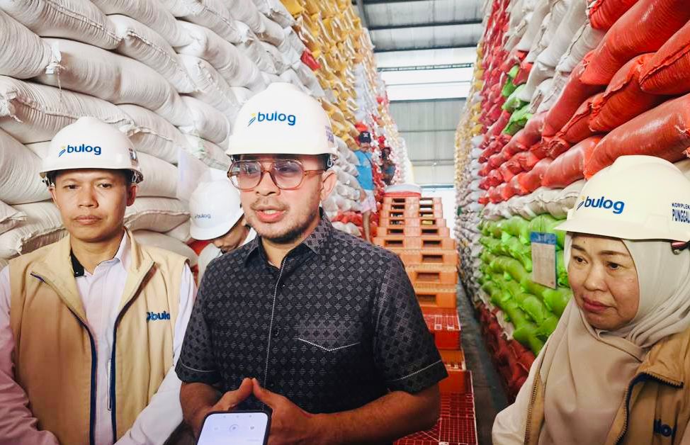 Anggota DPD RI Dapil Sultra, La Ode Umar Bonte, saat melakukan kunjungan kerja ke gudang Bulog Sultra. (Dok. Istimewa)