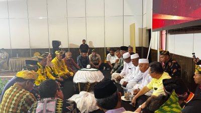 Proses pengukuhan Ketua DPP Lembaga Budaya Muna (LBM) dalam Mubes V LBM yang digelar di salah satu hotel di Kota Kendari, Senin (18/5/2026). (FOTO: FAYSAL/MS)