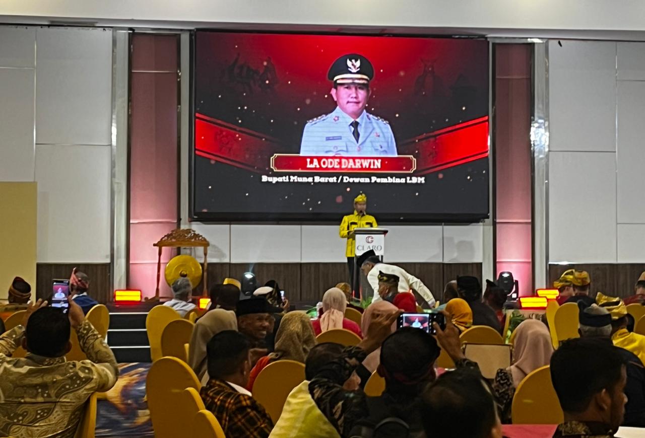 Bupat Mubar, La Ode Darwin, saat memberikan sambutan pada Musyawarah Besar IV Lembaga Budaya Muna (LBM) yang digelar di Hotel Claro Kendari, Senin (18/5/2026). (FOTO: FAYSAL/MS)