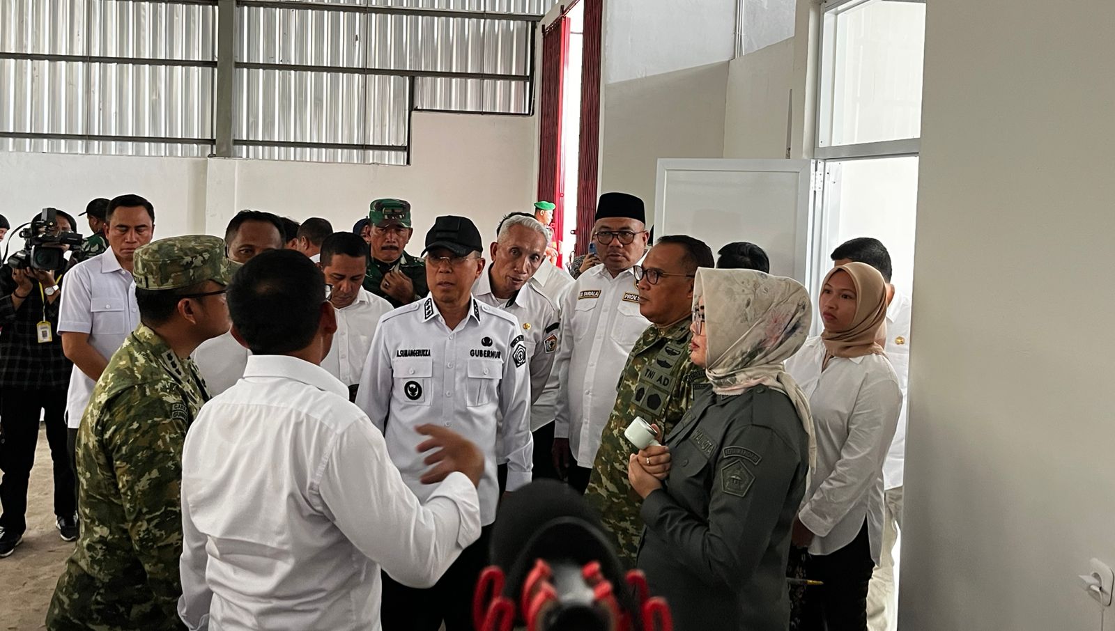 Gubernur Sultra, Andi Sumangerukka (ASR) bersama Wali Kota Kendari, Siska Karina Imran saat mengikuti secara virtual peresmian 1.061 KDKMP oleh Presiden RI, Prabowo Subianto. (FOTO: FAYSAL/MS)