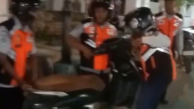 Dishub Kota Kendari mengambil langkah tegas terhadap kendaraan yang masih parkir sembarangan di sejumlah titik rawan kemacetan, khususnya di kawasan Eks MTQ. (Dok. Istimewa)