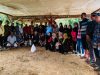 Keluarga besar keturunan Anakia Ndonganeno Weribone usai menggelar rangkaian ritual adat METODEHA di kompleks makam leluhur, di Desa Ambesea, Kecamatan Laeya, Kabupaten Konawe Selatan, Minggu (10/5/2026). (FOTO: FAYSAL/MS)