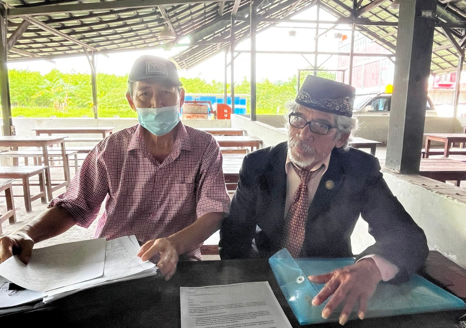 Pengembang kawasan Ruko Disinapati Lend Kota Kendari bersama Kuasa hukumnya, Lusman Bua SH., MH.