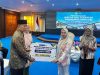 Gubernur Sultra, Andi Sumangerukka, saat menyerahkan bantuan dana pendidikan melalui Program Beasiswa Sultra Cerdas 2026 kepada 150 mahasiswa jenjang S1, S2, hingga S3 di Aula Merah Putih Rumah Jabatan Gubernur Sultra, Jumat (22/5/2026). (FOTO: FAYSAL/MS)