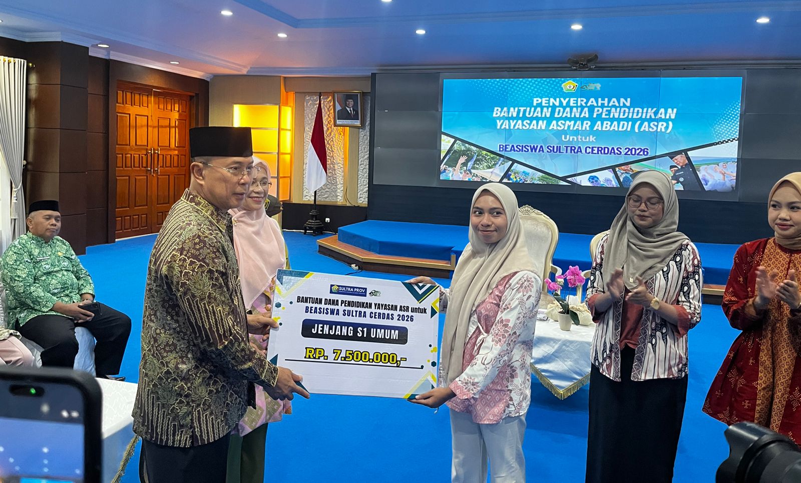 Gubernur Sultra, Andi Sumangerukka, saat menyerahkan bantuan dana pendidikan melalui Program Beasiswa Sultra Cerdas 2026 kepada 150 mahasiswa jenjang S1, S2, hingga S3 di Aula Merah Putih Rumah Jabatan Gubernur Sultra, Jumat (22/5/2026). (FOTO: FAYSAL/MS)