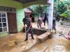 Prajurit Lanal Kendari saat membantu percepatan pemulihan banjir di wilayah Kelurahan Lepo-Lepo, Kecamatan Baruga, Kota Kendari, setelah luapan Kali Wanggu merendam ratusan rumah warga. (Dok. Istimewa)