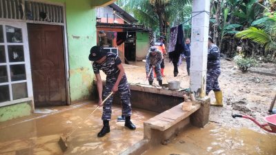 Prajurit Lanal Kendari saat membantu percepatan pemulihan banjir di wilayah Kelurahan Lepo-Lepo, Kecamatan Baruga, Kota Kendari, setelah luapan Kali Wanggu merendam ratusan rumah warga. (Dok. Istimewa)
