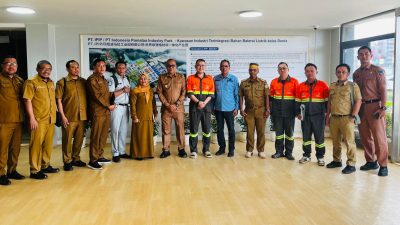 Bapenda Sultra bersama Bapenda Kolaka, UPTD Samsat Kolaka, serta Jasa Raharja saat foto bersama jajaran PT IPIP usai menggelar sosialisasi kewajiban pajak daerah provinsi pada sektor pertambangan di PT IPIP Kolaka.
