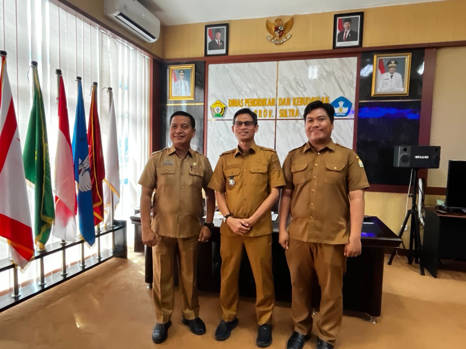 Plt. Kepala Dinas Pendidikan dan Kebudayaan (Dikbud) Sultra, Prof. Aris Badara (tengah), bersama Kepala SMA Negeri 1 Kendari, Ruslan, S.Pd., M.Si. (kiri), dan Guru Matematika SMA Negeri 1 Kendari, Zulfaidil (kanan). (FOTO: FAYSAL/MS)