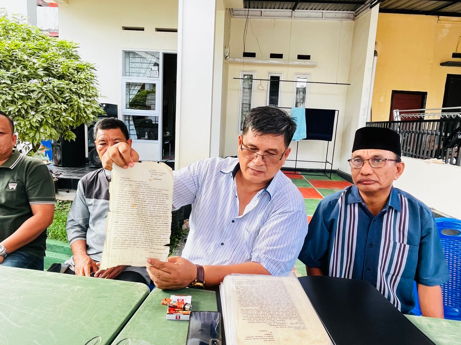 Ahli waris Masyarakat Adat Ndonganeno Weribone saat menggelar konferensi pers menuntut pengembalian status tanah adat seluas ±1.194 hektar yang kini diklaim sebagai tanah negara oleh pemerintah.