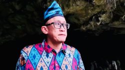 KPwBI Sultra, Edwin Permadi, saat melakukan kunjungan ke destinasi wisata sejarah Gua Liangkabori, Kabupaten Muna.