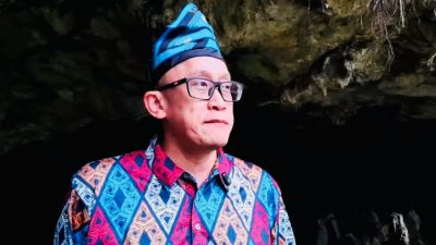 KPwBI Sultra, Edwin Permadi, saat melakukan kunjungan ke destinasi wisata sejarah Gua Liangkabori, Kabupaten Muna.