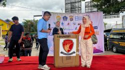 Pemberian hadiah doorprize pada peringatan Hari Buruh di Kendari. (FOTO: FAYSAL/MS)