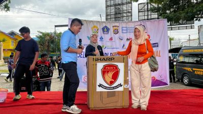 Pemberian hadiah doorprize pada peringatan Hari Buruh di Kendari. (FOTO: FAYSAL/MS)