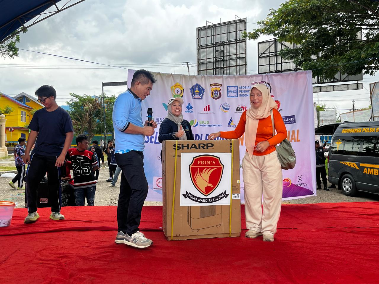 Pemberian hadiah doorprize pada peringatan Hari Buruh di Kendari. (FOTO: FAYSAL/MS)