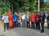 Drs. H. Asrun Lio, M.Hum., Ph.D. (memakai kampurui kuning) saat mengikuti upacara peringatan Hari Pendidikan Nasional, yang dipimpin langsung oleh Rektor UHO. (Dok. Istimewa)