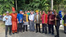 Drs. H. Asrun Lio, M.Hum., Ph.D. (memakai kampurui kuning) saat mengikuti upacara peringatan Hari Pendidikan Nasional, yang dipimpin langsung oleh Rektor UHO. (Dok. Istimewa)