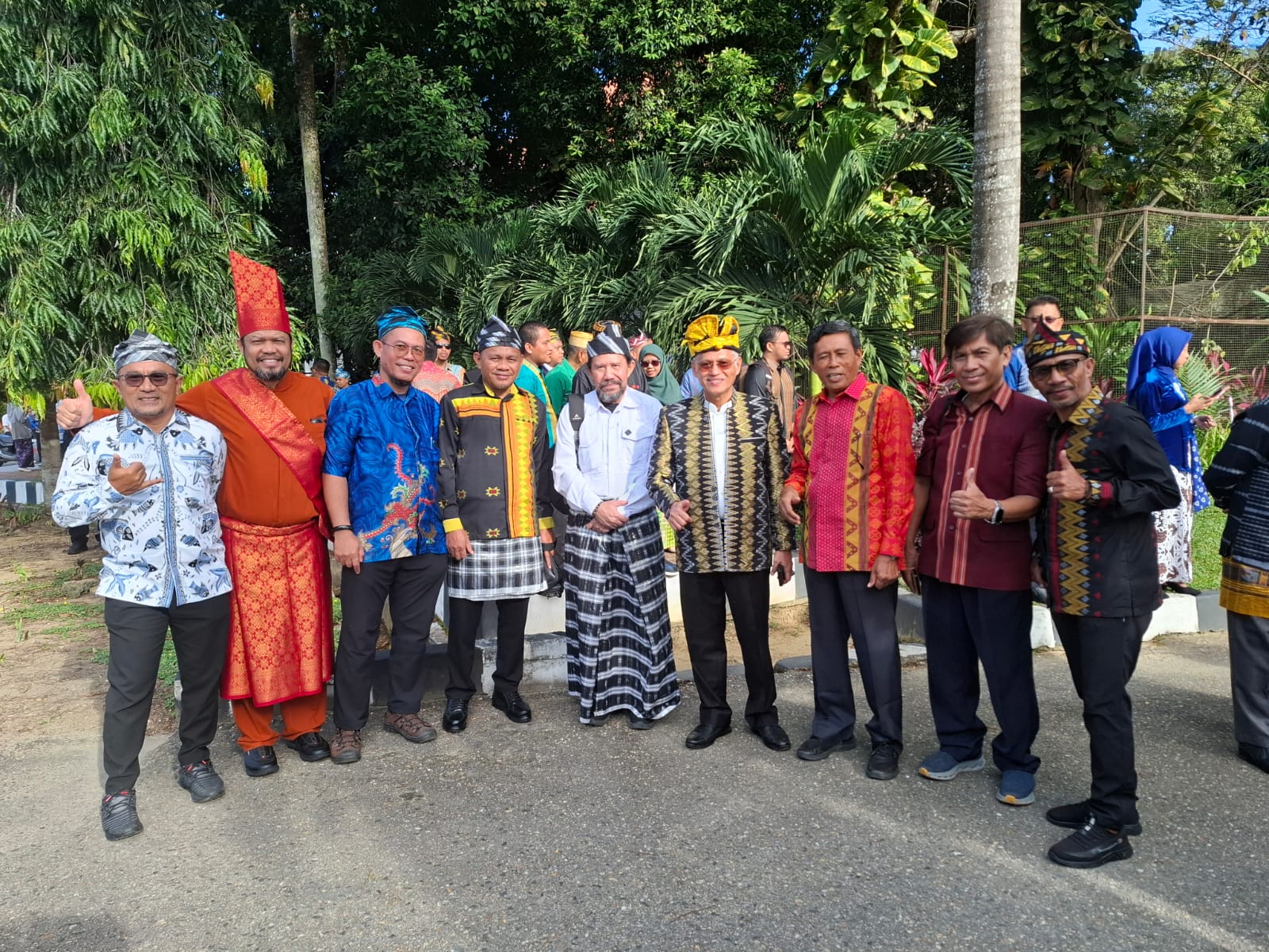 Drs. H. Asrun Lio, M.Hum., Ph.D. (memakai kampurui kuning) saat mengikuti upacara peringatan Hari Pendidikan Nasional, yang dipimpin langsung oleh Rektor UHO. (Dok. Istimewa)